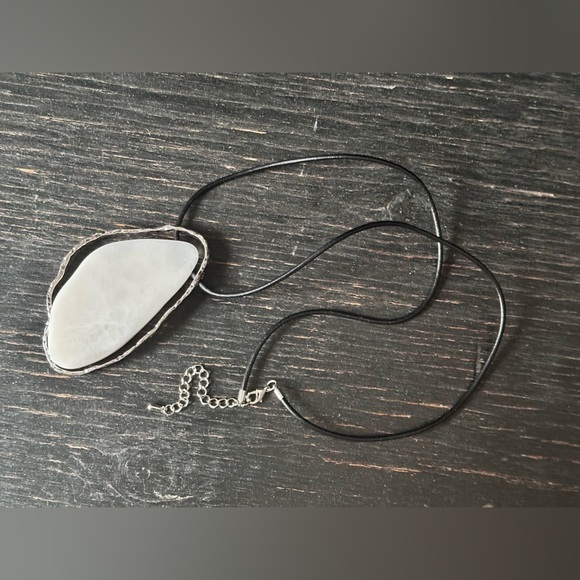 Necklace Large white stone on leather cord necklace Faux Calcite 14’ 5354 R - Picture 6 of 9